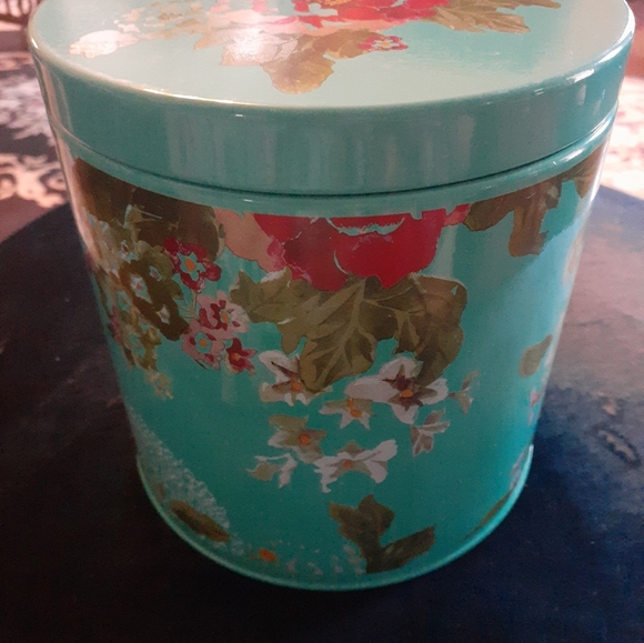 GORGEOUS NEW PIONEER WOMAN 6" Tin Canister. - Picture 2 of 4